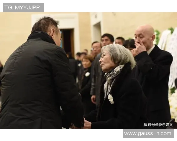 足球明星与母亲的深厚情感:从童年到辉煌成就的温暖陪伴与支持 足球明星与母亲的深厚情感:从童年到辉煌成就的温暖陪伴与支持