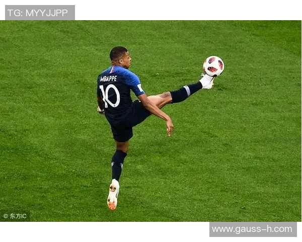 探讨当今足球界最壮实的明星球员及其健身秘诀与训练方式